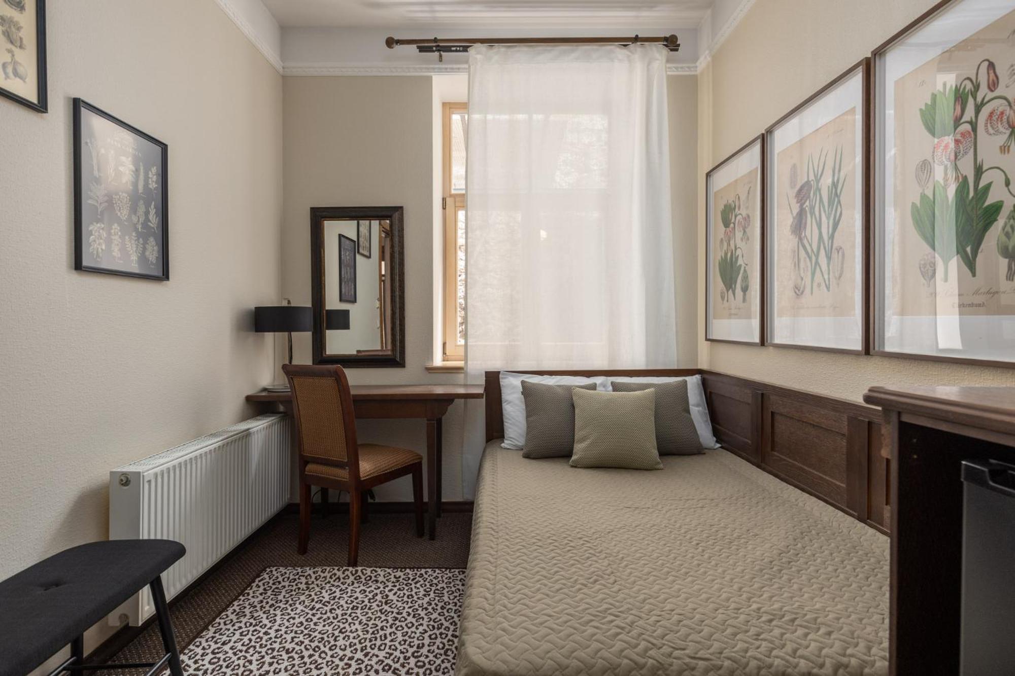 Small Single Room,1590336736:JPEG